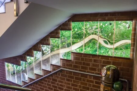 Monteur installiert eine LED-Leuchtreklame an einer Fassade
