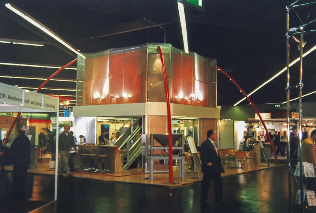 Individuell gestalteter Messestand mit verschiedenen Systemelementen